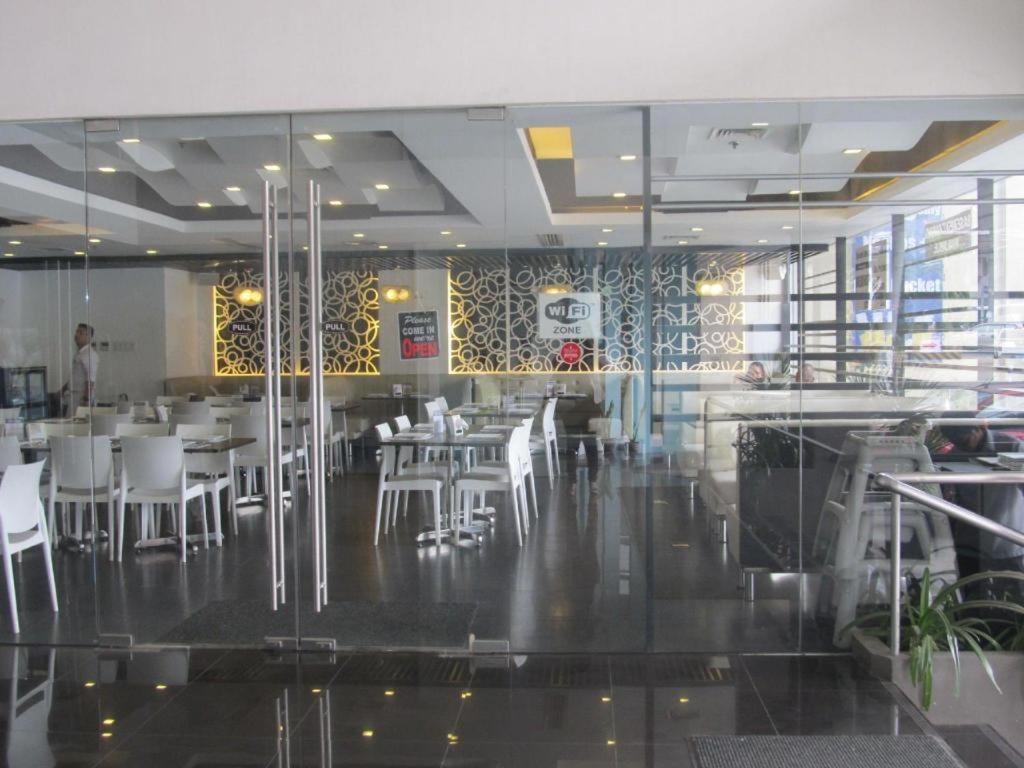 Sequoia Hotel Quezon City Buitenkant foto