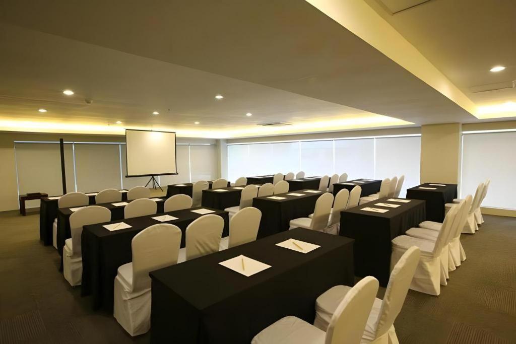 Sequoia Hotel Quezon City Buitenkant foto