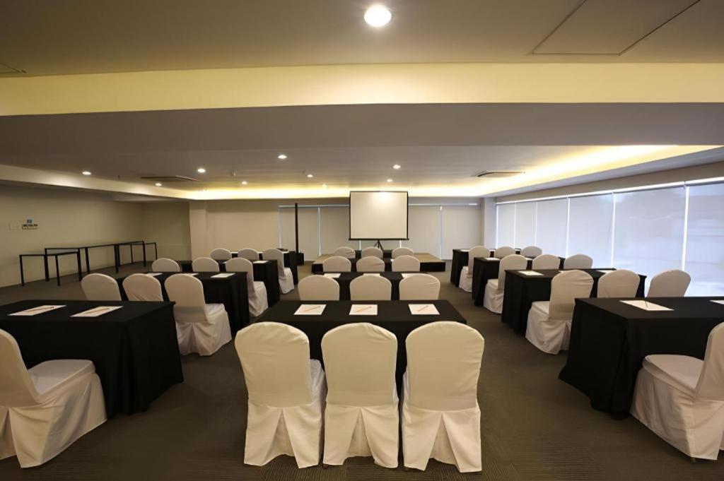 Sequoia Hotel Quezon City Buitenkant foto